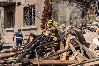 Kharkiv, Ukrayna, 11 Haziran 2025. İtfaiyeciler, Rus Şaban uçakları tarafından vurulan Harkiv 'deki bir yerleşim yerine gidiyorlar. Hasar çok fazlaydı ve birkaç apartman yanmaya başladı..