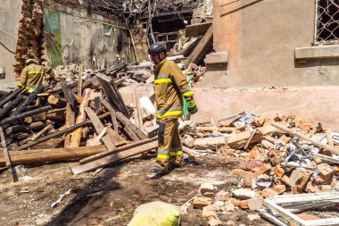 Kharkiv, Ukrayna, 11 Haziran 2025. İtfaiyeciler, Rus Şaban uçakları tarafından vurulan Harkiv 'deki bir yerleşim yerine gidiyorlar. Hasar çok fazlaydı ve birkaç apartman yanmaya başladı..