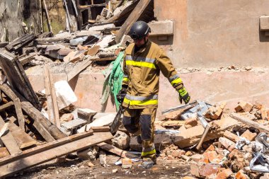 Kharkiv, Ukrayna, 11 Haziran 2025. İtfaiyeciler, Rus Şaban uçakları tarafından vurulan Harkiv 'deki bir yerleşim yerine gidiyorlar. Hasar çok fazlaydı ve birkaç apartman yanmaya başladı..