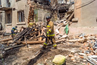 Kharkiv, Ukrayna, 11 Haziran 2025. İtfaiyeciler, Rus Şaban uçakları tarafından vurulan Harkiv 'deki bir yerleşim yerine gidiyorlar. Hasar çok fazlaydı ve birkaç apartman yanmaya başladı..