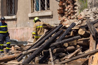 Kharkiv, Ukrayna, 11 Haziran 2025. İtfaiyeciler, Rus Şaban uçakları tarafından vurulan Harkiv 'deki bir yerleşim yerine gidiyorlar. Hasar çok fazlaydı ve birkaç apartman yanmaya başladı..