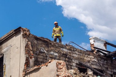 Kharkiv, Ukrayna, 11 Haziran 2025. İtfaiyeciler, Rus Şaban uçakları tarafından vurulan Harkiv 'deki bir yerleşim yerine gidiyorlar. Hasar çok fazlaydı ve birkaç apartman yanmaya başladı..