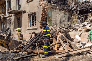 Kharkiv, Ukrayna, 11 Haziran 2025. İtfaiyeciler, Rus Şaban uçakları tarafından vurulan Harkiv 'deki bir yerleşim yerine gidiyorlar. Hasar çok fazlaydı ve birkaç apartman yanmaya başladı..