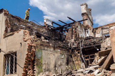 Kharkiv, Ukrayna, 11 Haziran 2025. İtfaiyeciler, Rus Şaban uçakları tarafından vurulan Harkiv 'deki bir yerleşim yerine gidiyorlar. Hasar çok fazlaydı ve birkaç apartman yanmaya başladı..