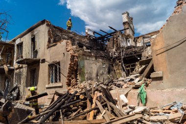 Kharkiv, Ukrayna, 11 Haziran 2025. İtfaiyeciler, Rus Şaban uçakları tarafından vurulan Harkiv 'deki bir yerleşim yerine gidiyorlar. Hasar çok fazlaydı ve birkaç apartman yanmaya başladı..