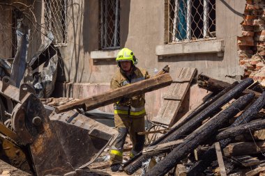 Kharkiv, Ukrayna, 11 Haziran 2025. İtfaiyeciler, Rus Şaban uçakları tarafından vurulan Harkiv 'deki bir yerleşim yerine gidiyorlar. Hasar çok fazlaydı ve birkaç apartman yanmaya başladı..