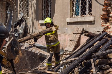 Kharkiv, Ukrayna, 11 Haziran 2025. İtfaiyeciler, Rus Şaban uçakları tarafından vurulan Harkiv 'deki bir yerleşim yerine gidiyorlar. Hasar çok fazlaydı ve birkaç apartman yanmaya başladı..