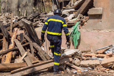 Kharkiv, Ukrayna, 11 Haziran 2025. İtfaiyeciler, Rus Şaban uçakları tarafından vurulan Harkiv 'deki bir yerleşim yerine gidiyorlar. Hasar çok fazlaydı ve birkaç apartman yanmaya başladı..