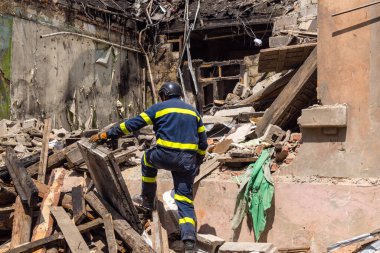 Kharkiv, Ukrayna, 11 Haziran 2025. İtfaiyeciler, Rus Şaban uçakları tarafından vurulan Harkiv 'deki bir yerleşim yerine gidiyorlar. Hasar çok fazlaydı ve birkaç apartman yanmaya başladı..