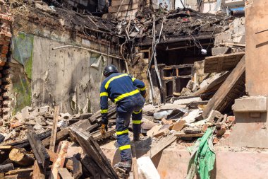 Kharkiv, Ukrayna, 11 Haziran 2025. İtfaiyeciler, Rus Şaban uçakları tarafından vurulan Harkiv 'deki bir yerleşim yerine gidiyorlar. Hasar çok fazlaydı ve birkaç apartman yanmaya başladı..