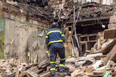 Kharkiv, Ukrayna, 11 Haziran 2025. İtfaiyeciler, Rus Şaban uçakları tarafından vurulan Harkiv 'deki bir yerleşim yerine gidiyorlar. Hasar çok fazlaydı ve birkaç apartman yanmaya başladı..