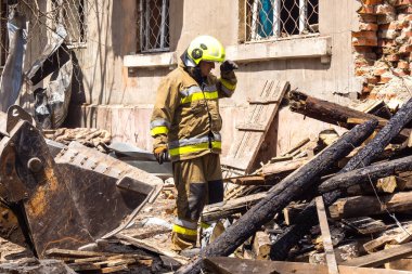 Kharkiv, Ukrayna, 11 Haziran 2025. İtfaiyeciler, Rus Şaban uçakları tarafından vurulan Harkiv 'deki bir yerleşim yerine gidiyorlar. Hasar çok fazlaydı ve birkaç apartman yanmaya başladı..