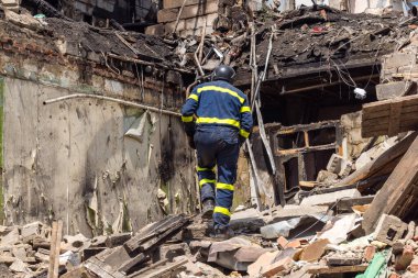 Kharkiv, Ukrayna, 11 Haziran 2025. İtfaiyeciler, Rus Şaban uçakları tarafından vurulan Harkiv 'deki bir yerleşim yerine gidiyorlar. Hasar çok fazlaydı ve birkaç apartman yanmaya başladı..