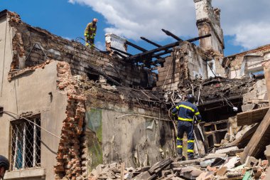 Kharkiv, Ukrayna, 11 Haziran 2025. İtfaiyeciler, Rus Şaban uçakları tarafından vurulan Harkiv 'deki bir yerleşim yerine gidiyorlar. Hasar çok fazlaydı ve birkaç apartman yanmaya başladı..