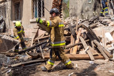 Kharkiv, Ukrayna, 11 Haziran 2025. İtfaiyeciler, Rus Şaban uçakları tarafından vurulan Harkiv 'deki bir yerleşim yerine gidiyorlar. Hasar çok fazlaydı ve birkaç apartman yanmaya başladı..