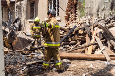 Kharkiv, Ukrayna, 11 Haziran 2025. İtfaiyeciler, Rus Şaban uçakları tarafından vurulan Harkiv 'deki bir yerleşim yerine gidiyorlar. Hasar çok fazlaydı ve birkaç apartman yanmaya başladı..