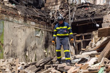 Kharkiv, Ukrayna, 11 Haziran 2025. İtfaiyeciler, Rus Şaban uçakları tarafından vurulan Harkiv 'deki bir yerleşim yerine gidiyorlar. Hasar çok fazlaydı ve birkaç apartman yanmaya başladı..