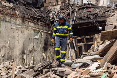 Kharkiv, Ukrayna, 11 Haziran 2025. İtfaiyeciler, Rus Şaban uçakları tarafından vurulan Harkiv 'deki bir yerleşim yerine gidiyorlar. Hasar çok fazlaydı ve birkaç apartman yanmaya başladı..