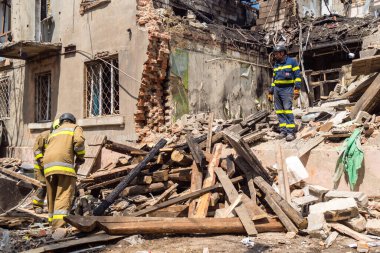 Kharkiv, Ukrayna, 11 Haziran 2025. İtfaiyeciler, Rus Şaban uçakları tarafından vurulan Harkiv 'deki bir yerleşim yerine gidiyorlar. Hasar çok fazlaydı ve birkaç apartman yanmaya başladı..