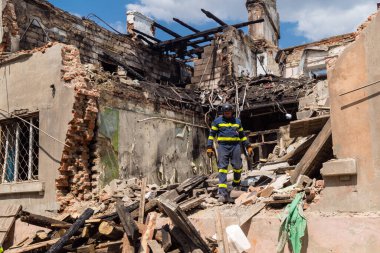 Kharkiv, Ukrayna, 11 Haziran 2025. İtfaiyeciler, Rus Şaban uçakları tarafından vurulan Harkiv 'deki bir yerleşim yerine gidiyorlar. Hasar çok fazlaydı ve birkaç apartman yanmaya başladı..