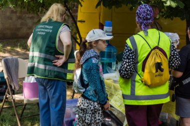 Kharkiv, Ukrayna, 11 Haziran 2025 Rus saldırısına ilk müdahale ekipleri ve sivil toplum örgütleri yanıt veriyor. Siviller, Rus saldırılarının başlıca hedefleridir ve psikolojik ve maddi desteğe ihtiyaç duyarlar..