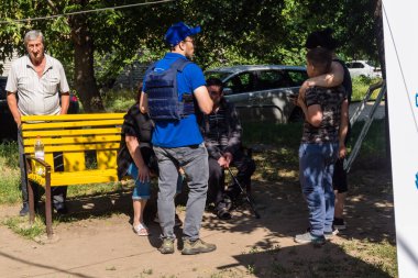 Kharkiv, Ukrayna, 11 Haziran 2025 Rus saldırısına ilk müdahale ekipleri ve sivil toplum örgütleri yanıt veriyor. Siviller, Rus saldırılarının başlıca hedefleridir ve psikolojik ve maddi desteğe ihtiyaç duyarlar..