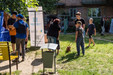 Kharkiv, Ukrayna, 11 Haziran 2025 Rus saldırısına ilk müdahale ekipleri ve sivil toplum örgütleri yanıt veriyor. Siviller, Rus saldırılarının başlıca hedefleridir ve psikolojik ve maddi desteğe ihtiyaç duyarlar..
