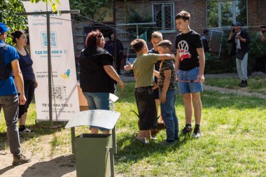 Kharkiv, Ukrayna, 11 Haziran 2025 Rus saldırısına ilk müdahale ekipleri ve sivil toplum örgütleri yanıt veriyor. Siviller, Rus saldırılarının başlıca hedefleridir ve psikolojik ve maddi desteğe ihtiyaç duyarlar..