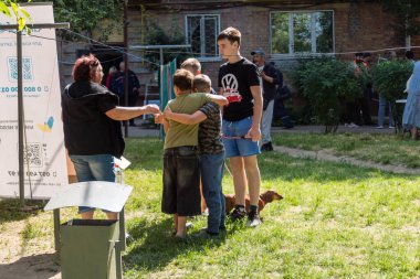 Kharkiv, Ukrayna, 11 Haziran 2025 Rus saldırısına ilk müdahale ekipleri ve sivil toplum örgütleri yanıt veriyor. Siviller, Rus saldırılarının başlıca hedefleridir ve psikolojik ve maddi desteğe ihtiyaç duyarlar..