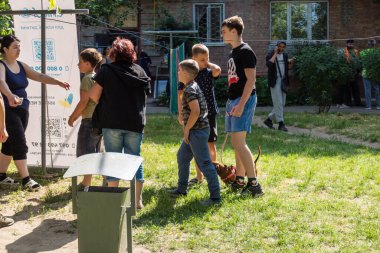 Kharkiv, Ukrayna, 11 Haziran 2025 Rus saldırısına ilk müdahale ekipleri ve sivil toplum örgütleri yanıt veriyor. Siviller, Rus saldırılarının başlıca hedefleridir ve psikolojik ve maddi desteğe ihtiyaç duyarlar..