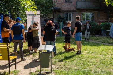 Kharkiv, Ukrayna, 11 Haziran 2025 Rus saldırısına ilk müdahale ekipleri ve sivil toplum örgütleri yanıt veriyor. Siviller, Rus saldırılarının başlıca hedefleridir ve psikolojik ve maddi desteğe ihtiyaç duyarlar..