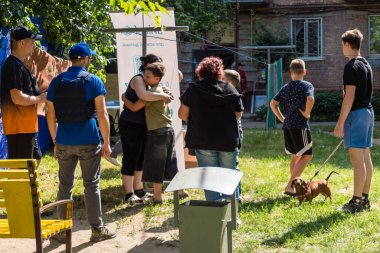 Kharkiv, Ukrayna, 11 Haziran 2025 Rus saldırısına ilk müdahale ekipleri ve sivil toplum örgütleri yanıt veriyor. Siviller, Rus saldırılarının başlıca hedefleridir ve psikolojik ve maddi desteğe ihtiyaç duyarlar..