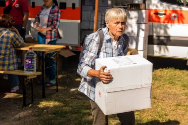 Kharkiv, Ukrayna, 11 Haziran 2025 Rus saldırısına ilk müdahale ekipleri ve sivil toplum örgütleri yanıt veriyor. Siviller, Rus saldırılarının başlıca hedefleridir ve psikolojik ve maddi desteğe ihtiyaç duyarlar..