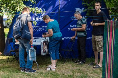 Kharkiv, Ukrayna, 11 Haziran 2025 Rus saldırısına ilk müdahale ekipleri ve sivil toplum örgütleri yanıt veriyor. Siviller, Rus saldırılarının başlıca hedefleridir ve psikolojik ve maddi desteğe ihtiyaç duyarlar..