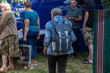 Kharkiv, Ukrayna, 11 Haziran 2025 Rus saldırısına ilk müdahale ekipleri ve sivil toplum örgütleri yanıt veriyor. Siviller, Rus saldırılarının başlıca hedefleridir ve psikolojik ve maddi desteğe ihtiyaç duyarlar..