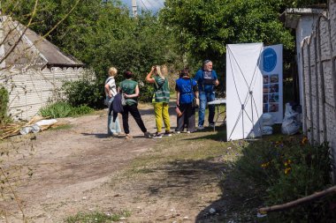 Kharkiv, Ukrayna, 11 Haziran 2025 Rus saldırısına ilk müdahale ekipleri ve sivil toplum örgütleri yanıt veriyor. Siviller, Rus saldırılarının başlıca hedefleridir ve psikolojik ve maddi desteğe ihtiyaç duyarlar..