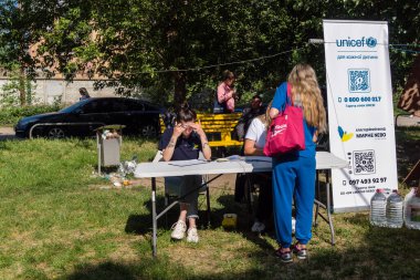 Kharkiv, Ukrayna, 11 Haziran 2025 Rus saldırısına ilk müdahale ekipleri ve sivil toplum örgütleri yanıt veriyor. Siviller, Rus saldırılarının başlıca hedefleridir ve psikolojik ve maddi desteğe ihtiyaç duyarlar..