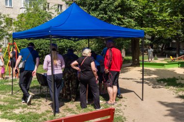 Kharkiv, Ukrayna, 11 Haziran 2025 Rus saldırısına ilk müdahale ekipleri ve sivil toplum örgütleri yanıt veriyor. Siviller, Rus saldırılarının başlıca hedefleridir ve psikolojik ve maddi desteğe ihtiyaç duyarlar..