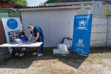 Kharkiv, Ukrayna, 11 Haziran 2025 Rus saldırısına ilk müdahale ekipleri ve sivil toplum örgütleri yanıt veriyor. Siviller, Rus saldırılarının başlıca hedefleridir ve psikolojik ve maddi desteğe ihtiyaç duyarlar..