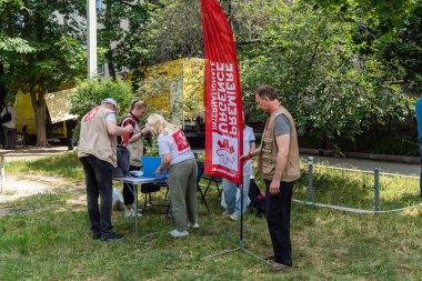 Kharkiv, Ukrayna, 11 Haziran 2025 Rus saldırısına ilk müdahale ekipleri ve sivil toplum örgütleri yanıt veriyor. Siviller, Rus saldırılarının başlıca hedefleridir ve psikolojik ve maddi desteğe ihtiyaç duyarlar..