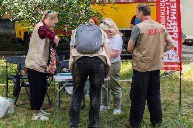 Kharkiv, Ukrayna, 11 Haziran 2025 Rus saldırısına ilk müdahale ekipleri ve sivil toplum örgütleri yanıt veriyor. Siviller, Rus saldırılarının başlıca hedefleridir ve psikolojik ve maddi desteğe ihtiyaç duyarlar..