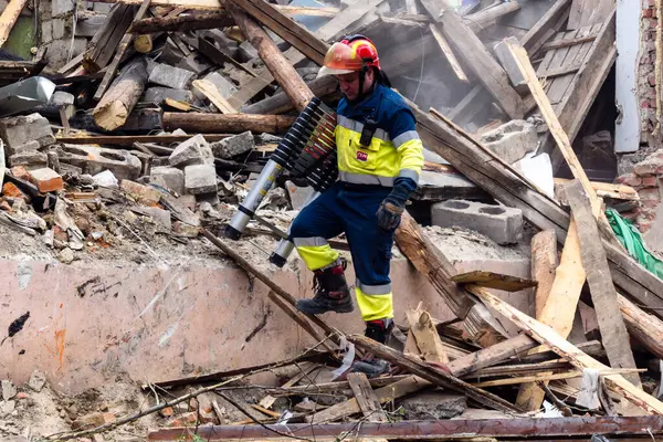 Kharkiv, Ukrayna, 11 Haziran 2025. İtfaiyeciler, Rus Şaban uçakları tarafından vurulan Harkiv 'deki bir yerleşim yerine gidiyorlar. Hasar çok fazlaydı ve birkaç apartman yanmaya başladı..