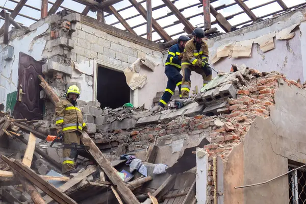 Kharkiv, Ukrayna, 11 Haziran 2025. İtfaiyeciler, Rus Şaban uçakları tarafından vurulan Harkiv 'deki bir yerleşim yerine gidiyorlar. Hasar çok fazlaydı ve birkaç apartman yanmaya başladı..