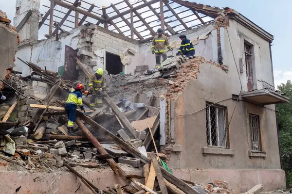 Kharkiv, Ukrayna, 11 Haziran 2025. İtfaiyeciler, Rus Şaban uçakları tarafından vurulan Harkiv 'deki bir yerleşim yerine gidiyorlar. Hasar çok fazlaydı ve birkaç apartman yanmaya başladı..