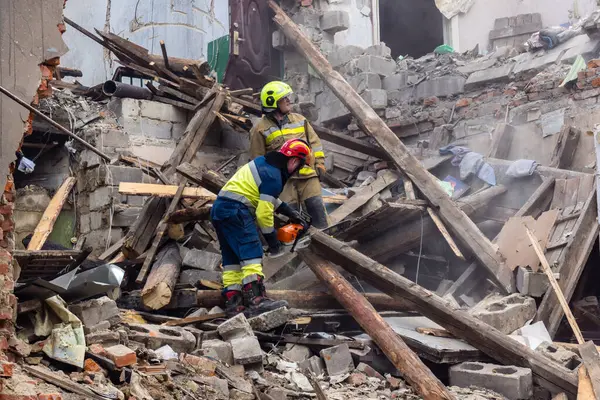 Kharkiv, Ukrayna, 11 Haziran 2025. İtfaiyeciler, Rus Şaban uçakları tarafından vurulan Harkiv 'deki bir yerleşim yerine gidiyorlar. Hasar çok fazlaydı ve birkaç apartman yanmaya başladı..