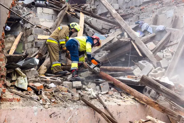 Kharkiv, Ukrayna, 11 Haziran 2025. İtfaiyeciler, Rus Şaban uçakları tarafından vurulan Harkiv 'deki bir yerleşim yerine gidiyorlar. Hasar çok fazlaydı ve birkaç apartman yanmaya başladı..