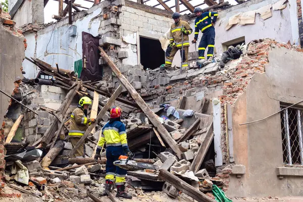 Kharkiv, Ukrayna, 11 Haziran 2025. İtfaiyeciler, Rus Şaban uçakları tarafından vurulan Harkiv 'deki bir yerleşim yerine gidiyorlar. Hasar çok fazlaydı ve birkaç apartman yanmaya başladı..