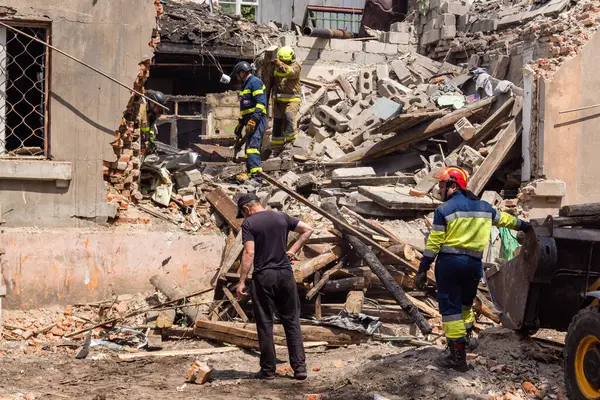 Kharkiv, Ukrayna, 11 Haziran 2025. İtfaiyeciler, Rus Şaban uçakları tarafından vurulan Harkiv 'deki bir yerleşim yerine gidiyorlar. Hasar çok fazlaydı ve birkaç apartman yanmaya başladı..