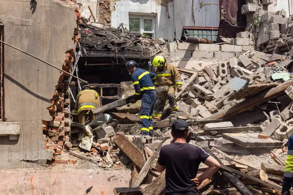 Kharkiv, Ukrayna, 11 Haziran 2025. İtfaiyeciler, Rus Şaban uçakları tarafından vurulan Harkiv 'deki bir yerleşim yerine gidiyorlar. Hasar çok fazlaydı ve birkaç apartman yanmaya başladı..