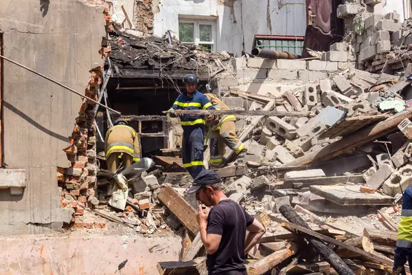 Kharkiv, Ukrayna, 11 Haziran 2025. İtfaiyeciler, Rus Şaban uçakları tarafından vurulan Harkiv 'deki bir yerleşim yerine gidiyorlar. Hasar çok fazlaydı ve birkaç apartman yanmaya başladı..